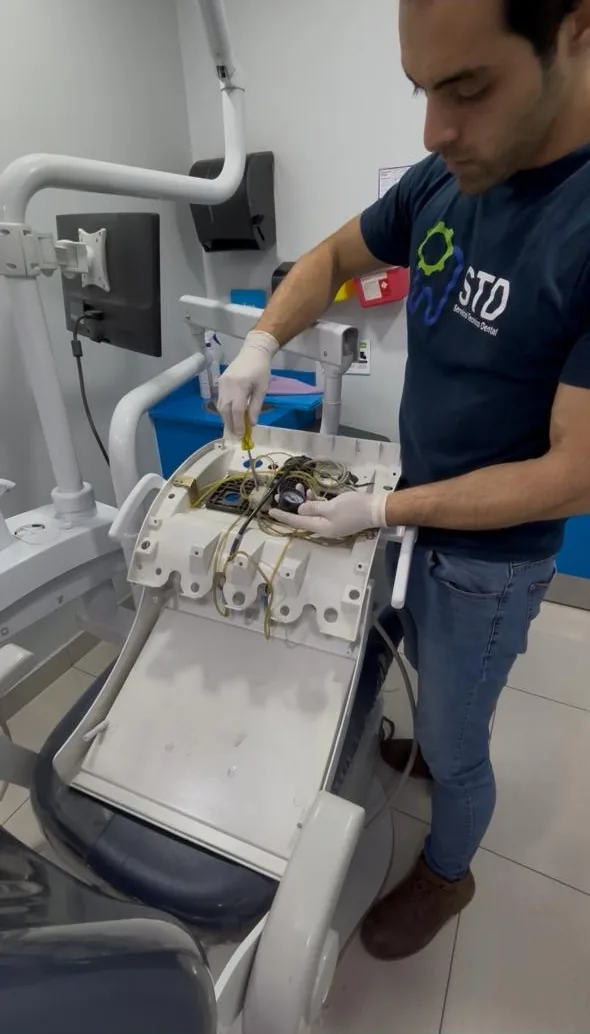 Técnico STD revisando tablero eléctrico de compresor dental en Santiago