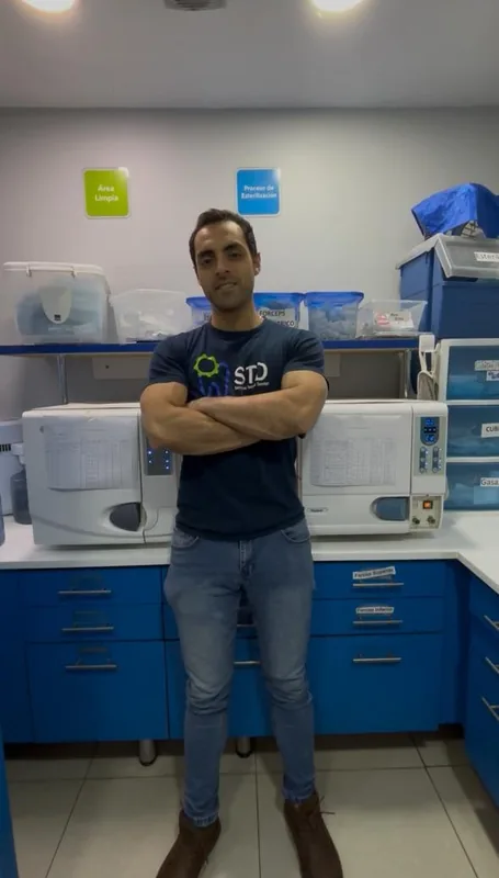 Técnico de STD Chile especialista en equipos dentales frente a autoclaves en clínica de Santiago