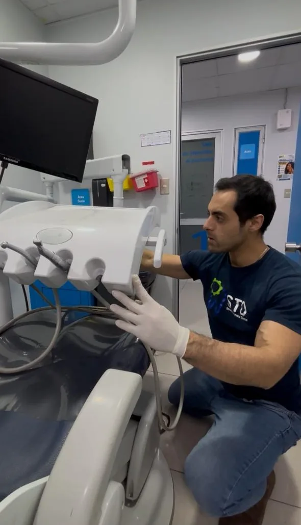 Técnico STD realizando mantención preventiva de compresor dental en Providencia