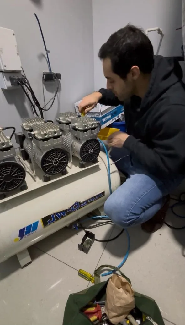 Técnico STD realizando mantención de compresor dental en Región Metropolitana