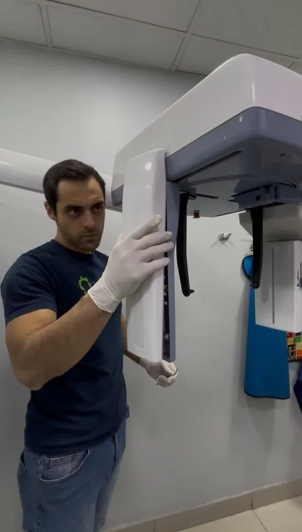 Técnico STD revisando equipo panorámico dental