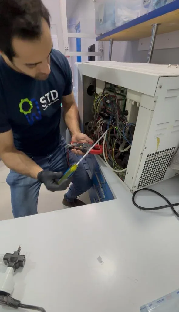 Técnico STD diagnosticando compresor dental con sobrecalentamiento en Santiago